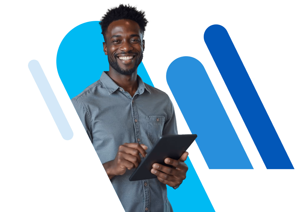 Homme souriant avec une tablette devant un fond graphique bleu dynamique.