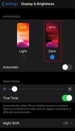 Capture d’écran de l’activation du mode sombre dans iOS