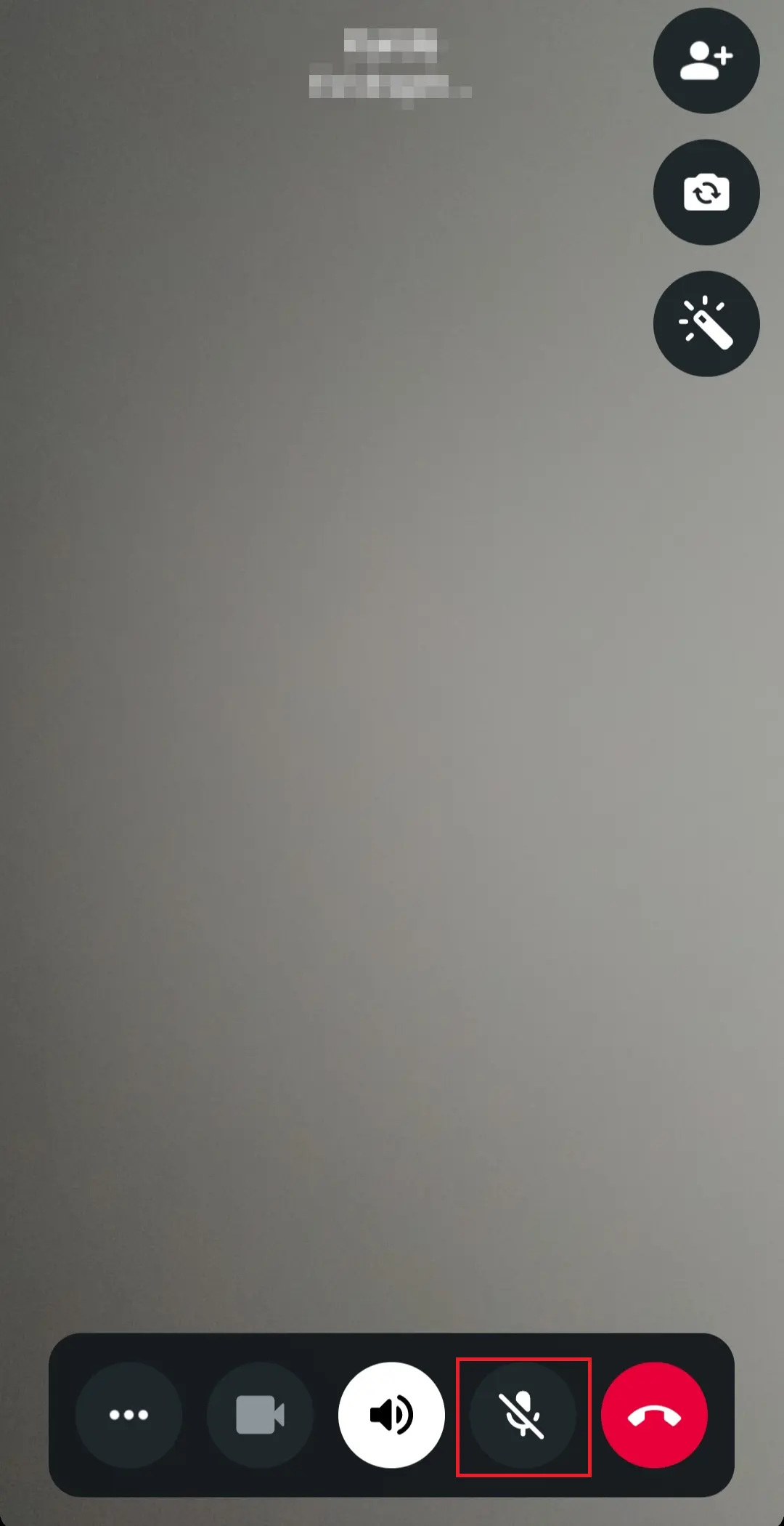 Appel vidéo WhatsApp : icône de microphone barré pour la mise en sourdine Image: Appel vidéo WhatsApp : icône de microphone barré pour la mise en sourdine