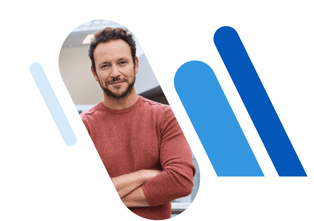 Un homme aux bras croisés